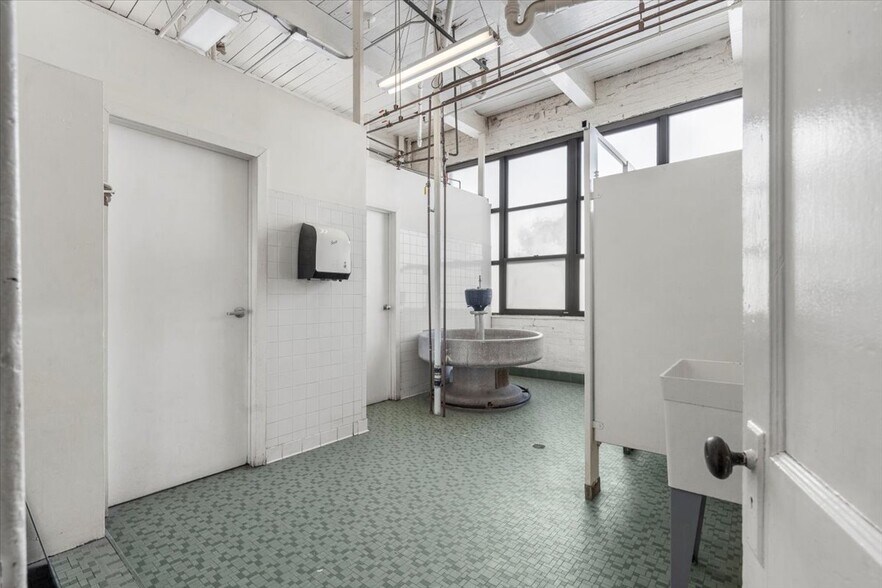 More Photos Of 2000 Brooklyn St, Detroit Warehouse For Lease