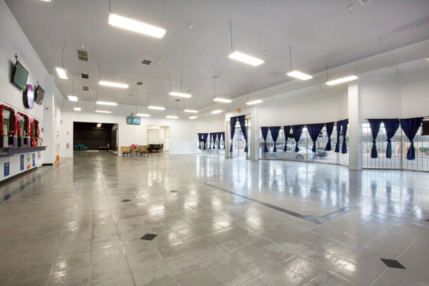 More Photos Of 505 S Main St, Santa Ana Storefront For Sale