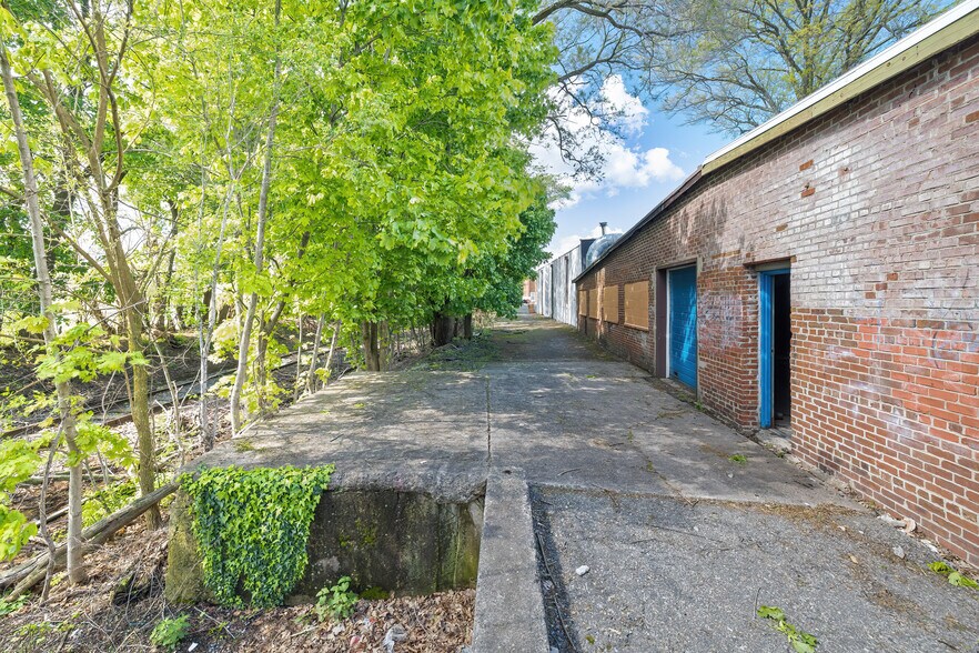 More Photos Of 47 Maple Ave, Flemington Light Manufacturing For Lease