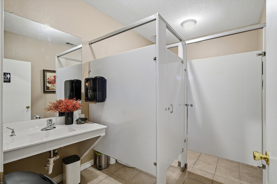 More Photos Of 109 N Houston St, Edgewood Restaurant For Sale