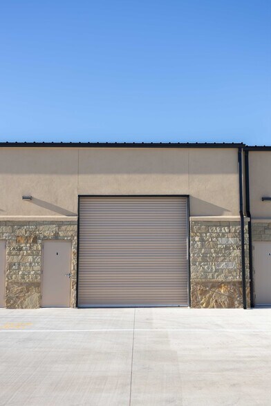 More Photos Of 720 S Bell Blvd, Cedar Park Warehouse For Lease