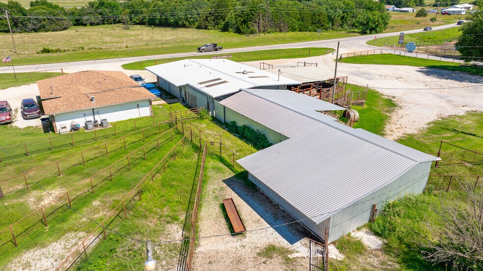 More Photos Of 1853 S Broadway St, Coalgate Flex For Sale