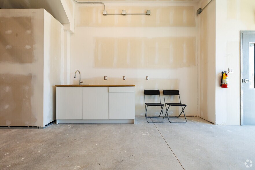 More Photos Of 585 Hanlon Creek Blvd, Guelph Showroom For Lease