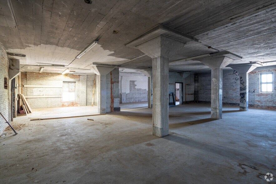 More Photos Of 3240 W Lawrence Ave, Chicago Showroom For Lease