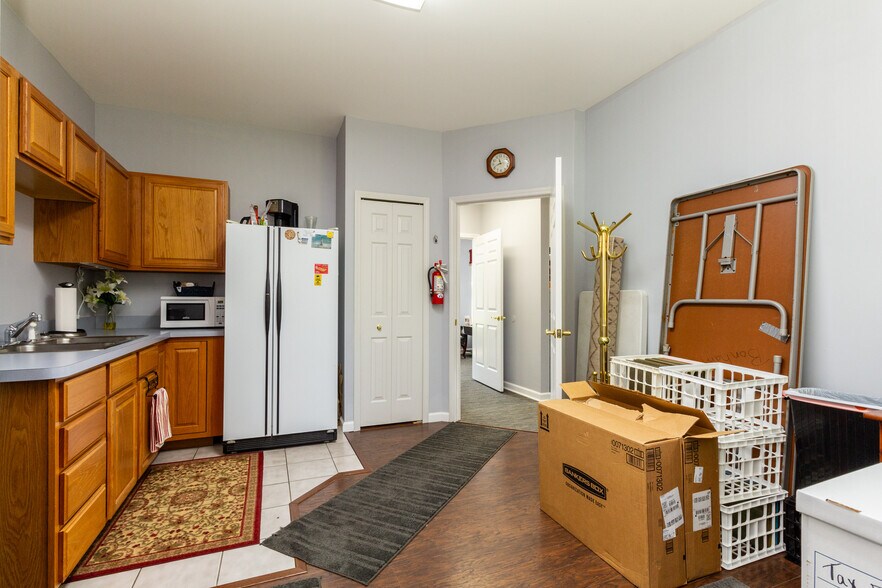 More Photos Of 208 W Highland Rd, Highland Medical For Sale