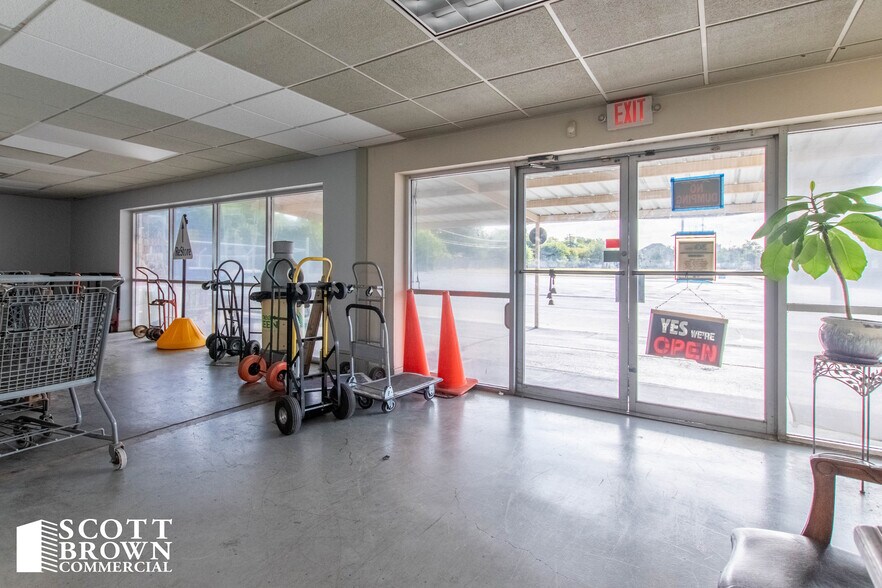 More Photos Of 1805 Cornell Ln, Denton Showroom For Lease
