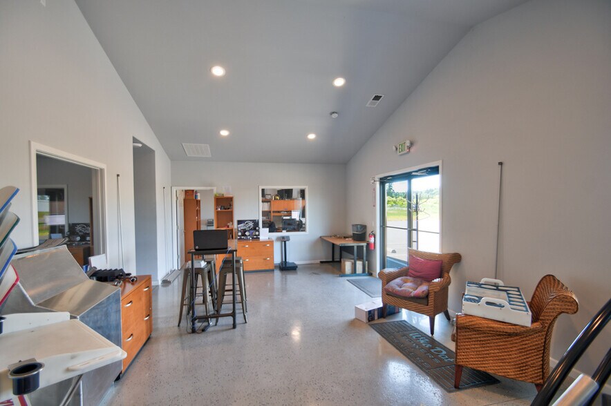 More Photos Of 1418 Mahoney Dr, Centralia Industrial For Sale