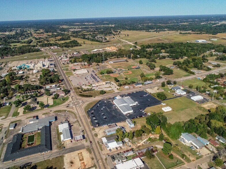 More Photos Of 1428 N Jefferson Ave, Mount Pleasant Freestanding For Sale