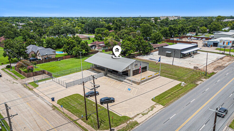 More Photos Of 110 N Walker St, Angleton Warehouse For Lease