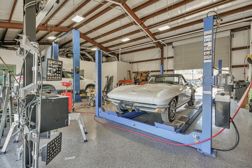 More Photos Of 1308 N Frazier St, Conroe Service For Sale