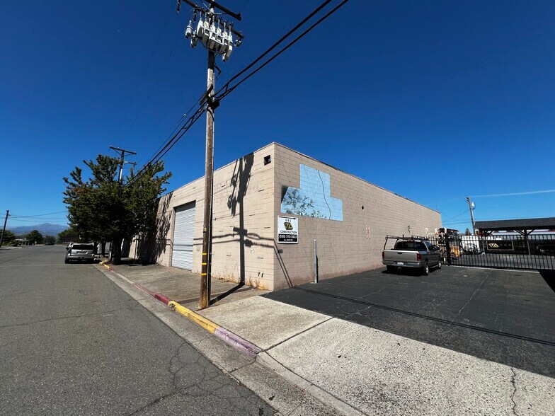 More Photos Of 860 Commerce St, Redding Warehouse For Lease