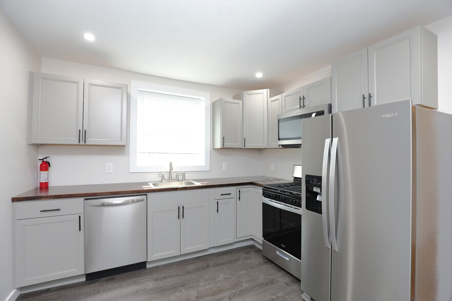 More Photos Of 669 Broadway, Ulster Park Hotel For Sale