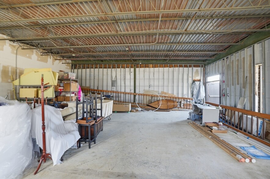 More Photos Of 19 John Clarke Rd, Middletown Office For Sale