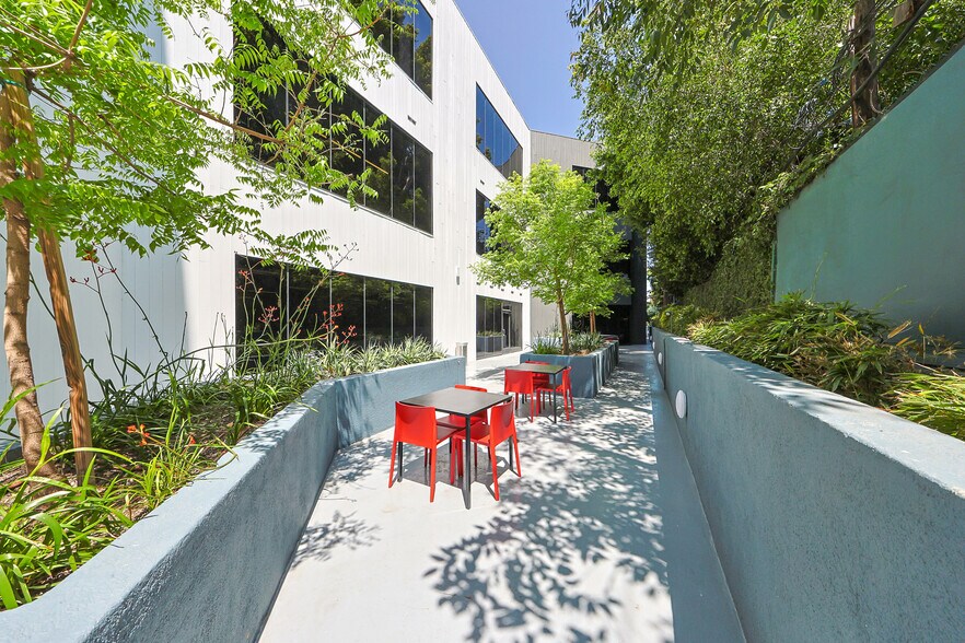 More Photos Of 4130 Cahuenga Blvd, Toluca Lake Office For Sale