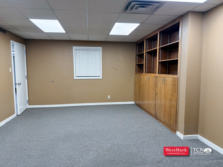 More Photos Of 1316 54th St, Lubbock Showroom For Lease