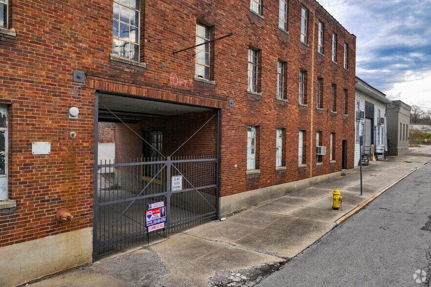 More Photos Of 2624 Colerain Ave, Cincinnati Warehouse For Lease