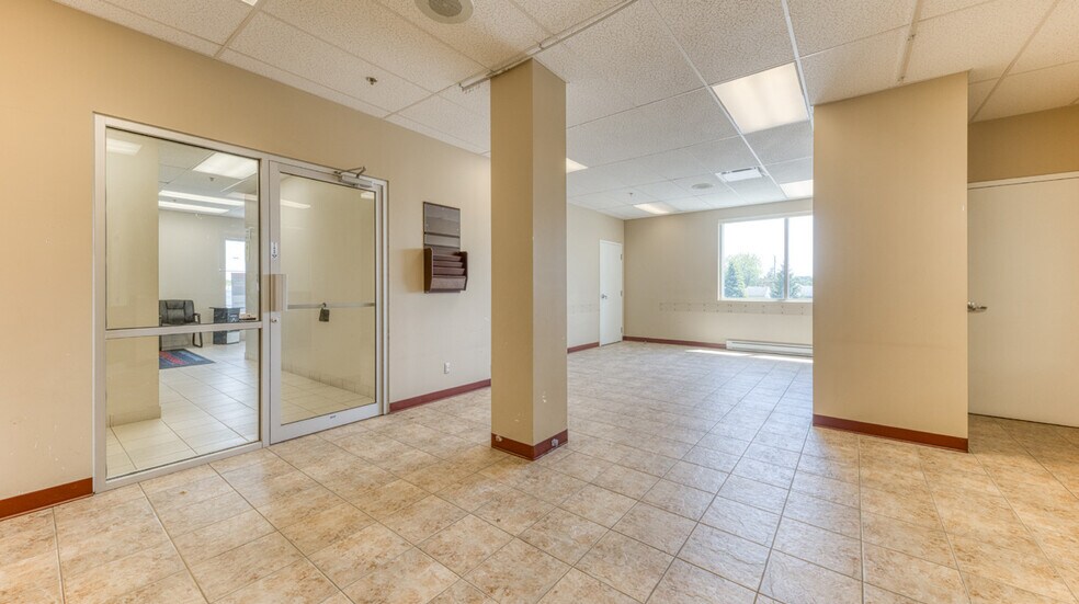 More Photos Of 1018 Rue De La Prairie, Lévis Drugstore For Lease