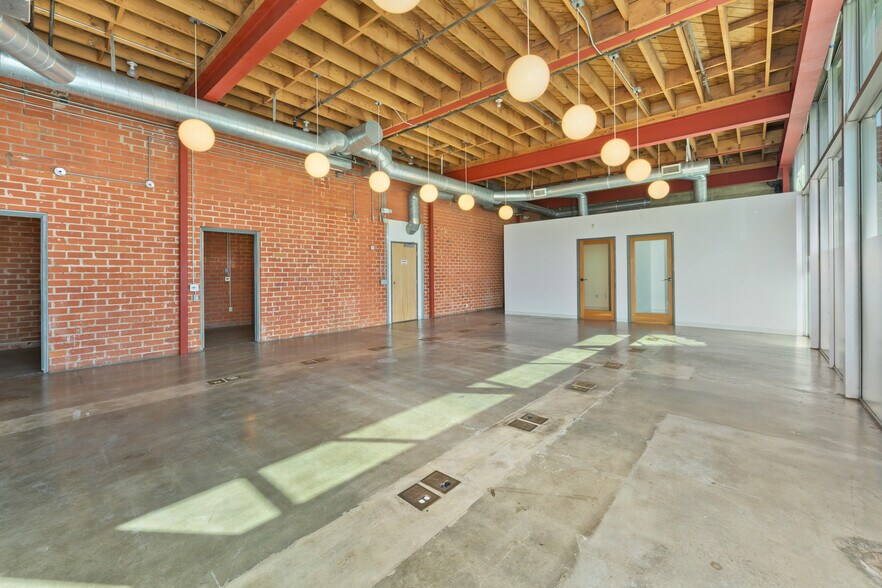 More Photos Of 6121 Santa Monica Blvd, Los Angeles Showroom For Lease