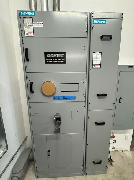 More Photos Of 13607 Saticoy St, Van Nuys Manufacturing For Lease