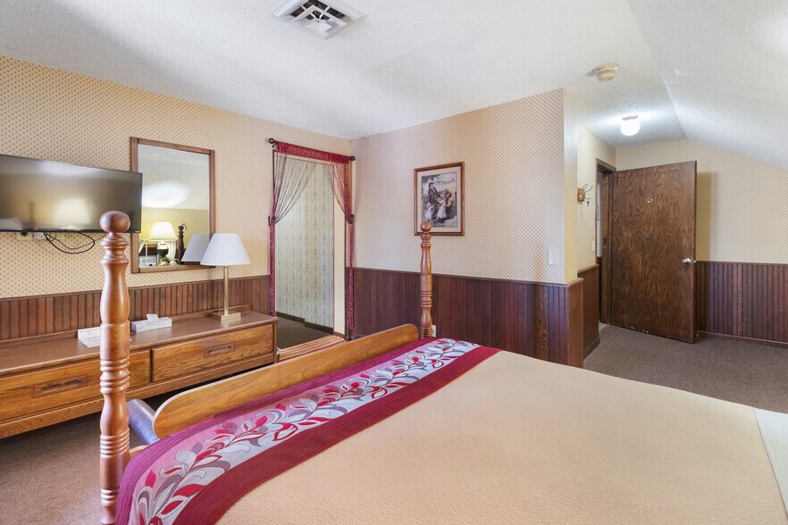 More Photos Of 4712 220th Trl, Amana Hotel For Sale