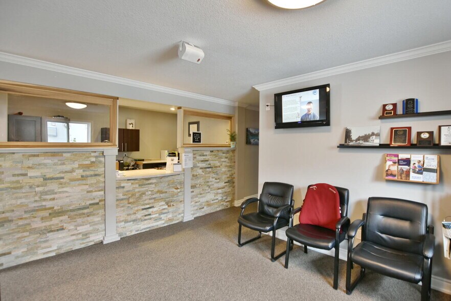 More Photos Of 1535 Mosley St, Wasaga Beach Storefront Retail Office For Sale