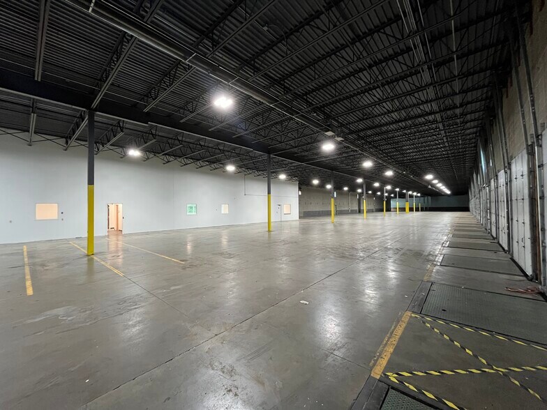 More Photos Of 1010 Aldrin Dr, Eagan Warehouse For Lease