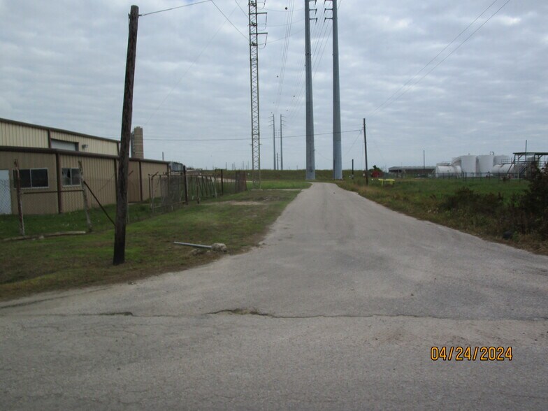 More Photos Of 530 E 2nd St, Freeport Warehouse For Lease