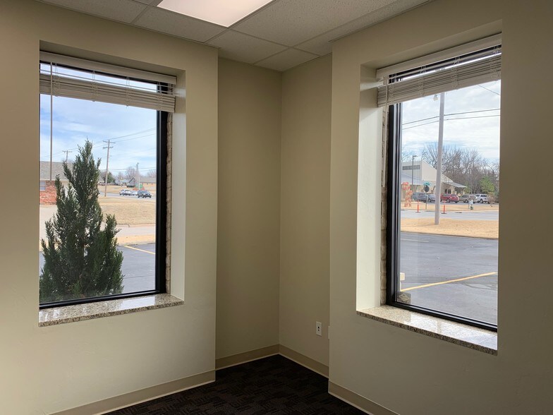 More Photos Of 401 W Vandament Ave, Yukon Office For Lease