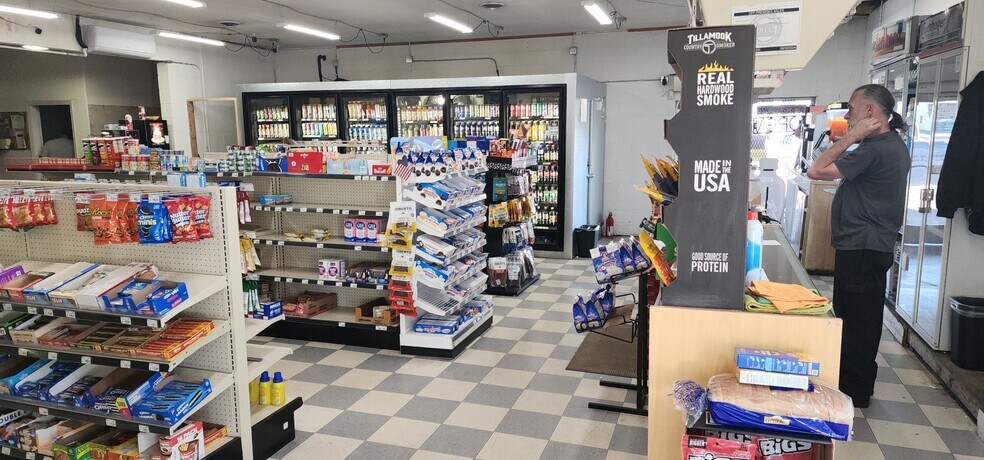 More Photos Of 522 S 6th St, Klamath Falls General Retail For Sale