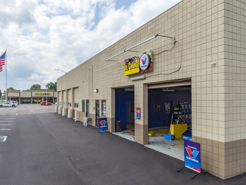 Primary Photo Of 25406 W 7 Mile Rd, Redford Township Auto Repair For Lease