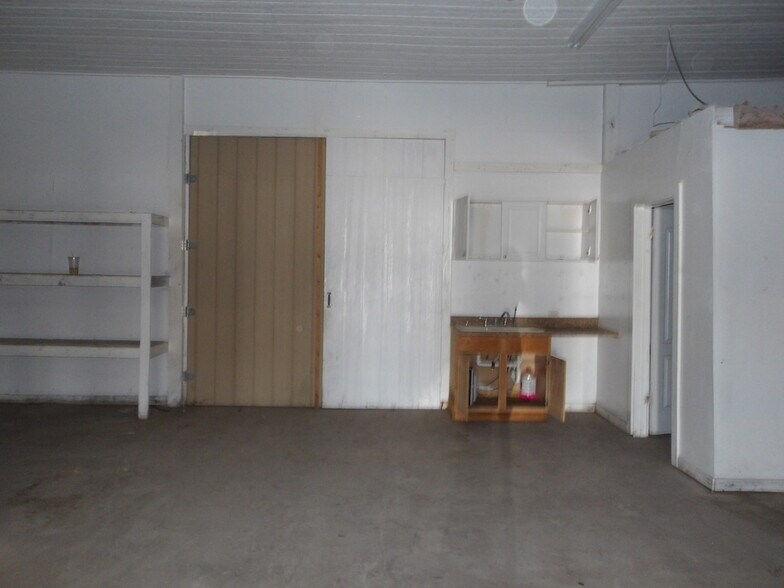 More Photos Of 618 W Van Buren Ave, Harlingen Light Distribution For Sale