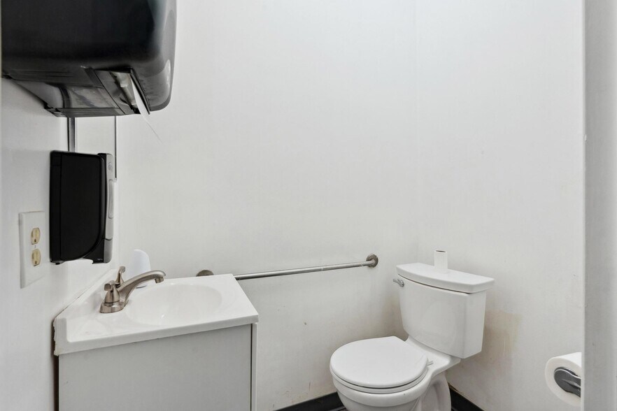 More Photos Of 8340 Pippin Rd, Cincinnati Specialty For Sale