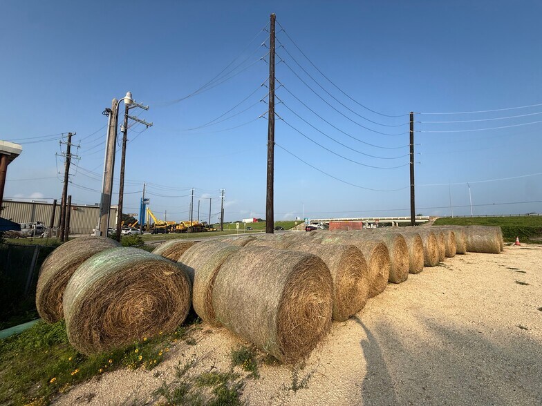 More Photos Of 2954 SE Loop 410, San Antonio Contractor Storage Yard For Sale