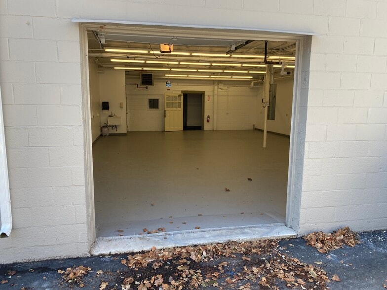More Photos Of 41 Elm St, Stoneham Warehouse For Lease