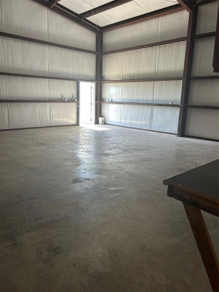 More Photos Of 132 N Grants Ln, White Settlement Flex For Lease