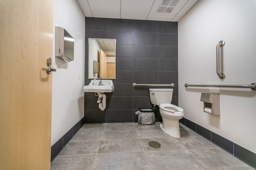 More Photos Of 100-106 S Main st, Ishpeming Flex For Sale