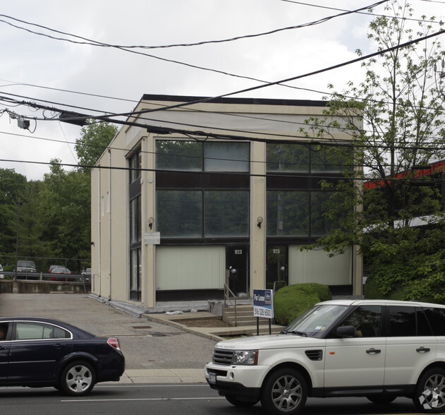 Primary Photo Of 923-925 Northern Blvd, Great Neck Freestanding For Lease