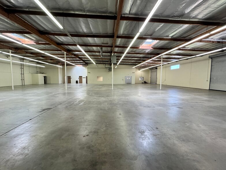 More Photos Of 8039 Deering Ave, Canoga Park Warehouse For Sale