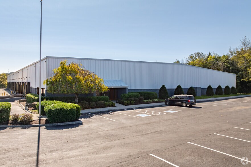 More Photos Of 640 N Northpark Dr, Clinton Warehouse For Lease