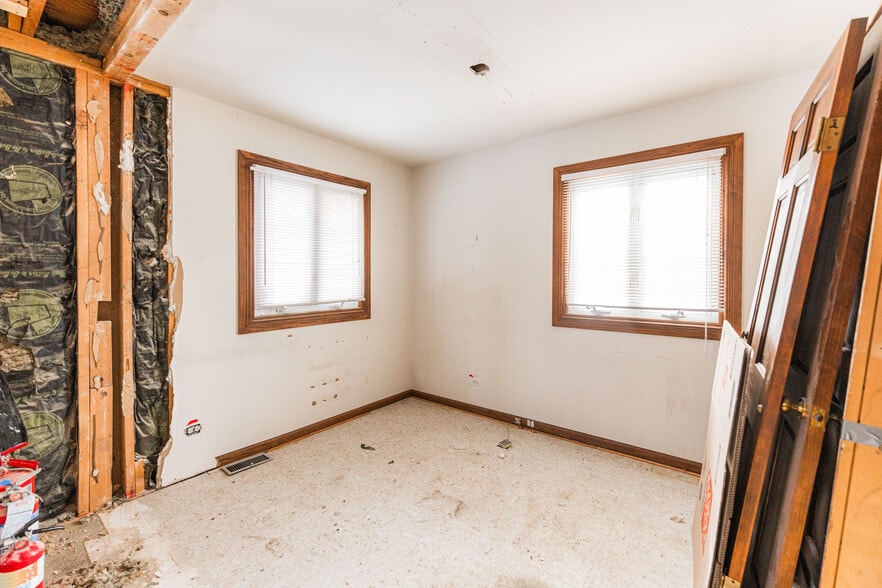 More Photos Of 205 Pinecroft Dr, Roselle Office For Sale