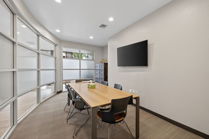 More Photos Of 1817-1819 K St, Sacramento Office For Sale