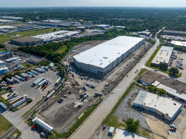 More Photos Of 2801 Wood Dr, Garland Distribution For Lease