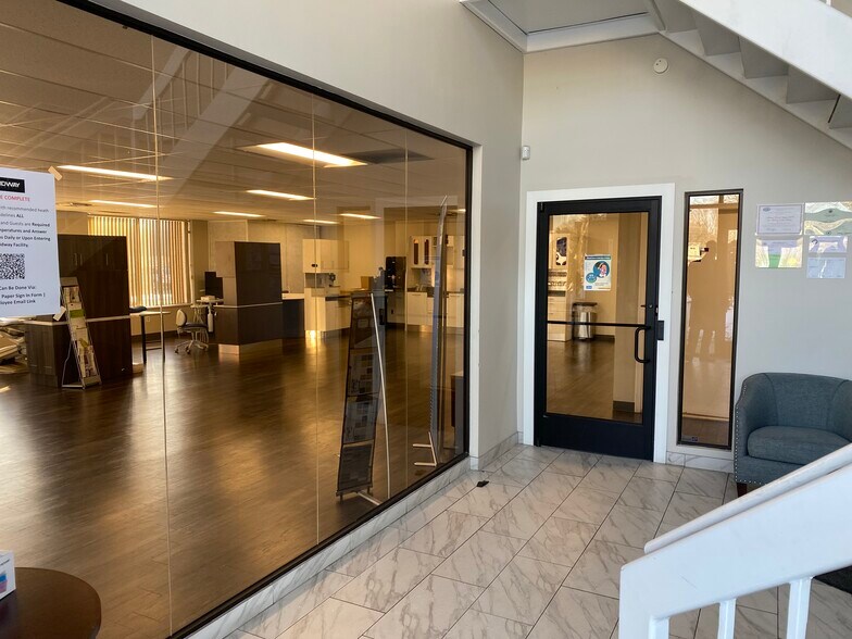 More Photos Of 32535-32553 Schoolcraft Rd, Livonia Warehouse For Lease