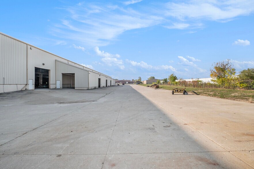 More Photos Of 4072 Flint Asphalt Dr, Burton Distribution For Sale