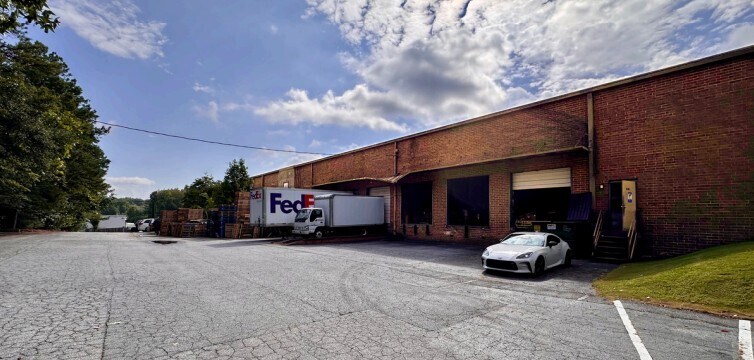 More Photos Of 3580-3588 Broad St, Chamblee Distribution For Sale