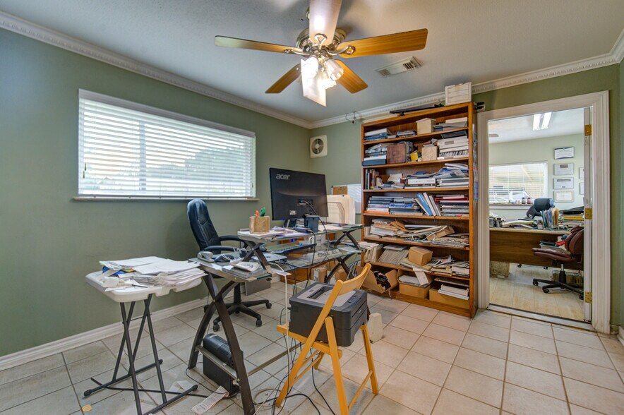 More Photos Of 1100 S Persimmon St, Tomball Warehouse For Sale