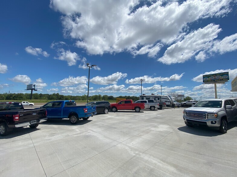 More Photos Of 12542 Veterans Memorial Pky, Wentzville Auto Dealership For Lease