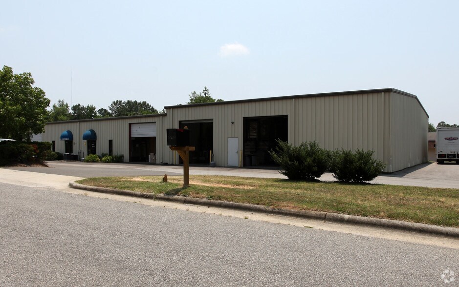 More Photos Of 1000 Investment Blvd, Apex Flex For Lease