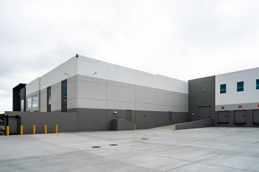 More Photos Of 3071 E Coronado St, Anaheim Warehouse For Lease