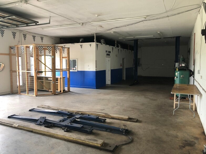 More Photos Of 108 Osceola St, Gastonia Warehouse For Lease